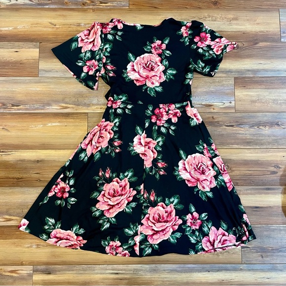 Women’s Sz L Faux Wrap Dress Black and Pink Floral A Line w/ Pockets - Picture 2 of 3